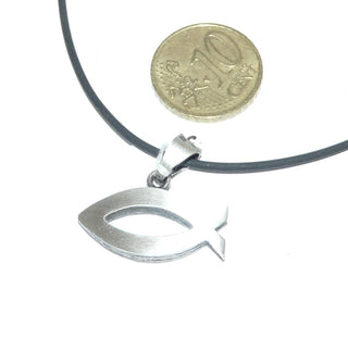 Einzelstück, Nordform-Design, Nordform-Anhänger "christlicher Fisch" aus massivem 925 Silber, seidenmatt, in den Tiefen geschwärzt, beidseitig tragbar, Gravur möglich. Anlaufgeschützt. Die gesamte skandinavische / finnische Nordform-Kollektion ist so designt, daß fast alle Schmuckstücke miteinander kombinierbar sind. Besonders gut zu diesem Schmuckstück passen Ohrringe Nord 0053  - skandinavisches Design zuhause bei www.danilogold-shop.de 