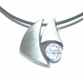 Einzelstück, Nordform-Design, Bergkristall-Anhänger "Fisch" aus 925 Silber, seidenmatt, in den Tiefen geschwärzt. Anlaufgeschützt. Die gesamte skandinavische / finnische Nordform-Kollektion ist so designt, daß fast alle Schmuckstücke miteinander kombinierbar sind. Besonders gut zu diesem Schmuckstück paßt Ring Nord 0033 + Ohrring Nord 0064. (Lieferung erfolgt ohne Kette) -	Finnlandschmuck bei Goldschmiede Danilo