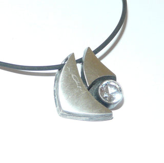 Einzelstück, Nordform-Design, Bergkristall-Anhänger "Fisch" aus 925 Silber, seidenmatt, in den Tiefen geschwärzt. Anlaufgeschützt. Die gesamte skandinavische / finnische Nordform-Kollektion ist so designt, daß fast alle Schmuckstücke miteinander kombinierbar sind. Besonders gut zu diesem Schmuckstück paßt Ring Nord 0033 + Ohrring Nord 0064. (Lieferung erfolgt ohne Kette) -	Finnlandschmuck bei Goldschmiede Danilo