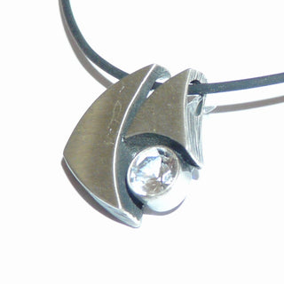 Einzelstück, Nordform-Design, Bergkristall-Anhänger "Fisch" aus 925 Silber, seidenmatt, in den Tiefen geschwärzt. Anlaufgeschützt. Die gesamte skandinavische / finnische Nordform-Kollektion ist so designt, daß fast alle Schmuckstücke miteinander kombinierbar sind. Besonders gut zu diesem Schmuckstück paßt Ring Nord 0033 + Ohrring Nord 0064. (Lieferung erfolgt ohne Kette) -	Finnlandschmuck bei Goldschmiede Danilo