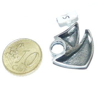 Einzelstück, Nordform-Design, Bergkristall-Anhänger "Fisch" aus 925 Silber, seidenmatt, in den Tiefen geschwärzt. Anlaufgeschützt. Die gesamte skandinavische / finnische Nordform-Kollektion ist so designt, daß fast alle Schmuckstücke miteinander kombinierbar sind. Besonders gut zu diesem Schmuckstück paßt Ring Nord 0033 + Ohrring Nord 0064. (Lieferung erfolgt ohne Kette) -	Finnlandschmuck bei Goldschmiede Danilo