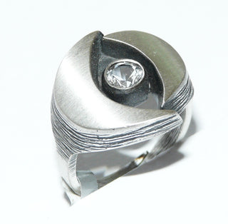 Einzelstück, Nordform-Design, Bergkristall-Ring "Mondsichel" aus 925 Silber, seidenmatt, in den Tiefen geschwärzt, verstellbare Ringweite bis ca. 62. Anlaufgeschützt. Die gesamte skandinavische / finnische Nordform-Kollektion ist so designt, daß fast alle Schmuckstücke miteinander kombinierbar sind. Besonders gut zu diesem Schmuckstück paßt Anhänger Nord 0018 + Ohrschmuck Nord 0065. -	skandinavisches Design zuhause bei www.danilogold-shop.de