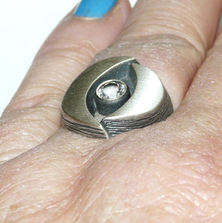 Einzelstück, Nordform-Design, Bergkristall-Ring "Mondsichel" aus 925 Silber, seidenmatt, in den Tiefen geschwärzt, verstellbare Ringweite bis ca. 62. Anlaufgeschützt. Die gesamte skandinavische / finnische Nordform-Kollektion ist so designt, daß fast alle Schmuckstücke miteinander kombinierbar sind. Besonders gut zu diesem Schmuckstück paßt Anhänger Nord 0018 + Ohrschmuck Nord 0065. -	skandinavisches Design zuhause bei www.danilogold-shop.