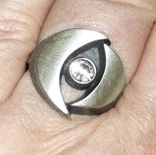 Einzelstück, Nordform-Design, Bergkristall-Ring "Mondsichel" aus 925 Silber, seidenmatt, in den Tiefen geschwärzt, verstellbare Ringweite bis ca. 62. Anlaufgeschützt. Die gesamte skandinavische / finnische Nordform-Kollektion ist so designt, daß fast alle Schmuckstücke miteinander kombinierbar sind. Besonders gut zu diesem Schmuckstück paßt Anhänger Nord 0018 + Ohrschmuck Nord 0065. -	skandinavisches Design zuhause bei www.danilogold-shop.