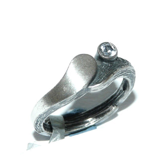 Einzelstück, Nordform-Design, Bergkristall-Ring "langer Tropfen" aus 925 Silber, seidenmatt, in den Tiefen geschwärzt, verstellbare Ringweite bis ca. 63. Anlaufgeschützt. Die gesamte skandinavische / finnische Nordform-Kollektion ist so designt, daß fast alle Schmuckstücke miteinander kombinierbar sind. Besonders gut zu diesem Schmuckstück passen Anhänger Nord 0009, 0019 + Ohrringe Nord 0054, 0064 -	skandinavisches Design zuhause bei www.danilogold-shop.de