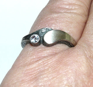 Einzelstück, Nordform-Design, Bergkristall-Ring "langer Tropfen" aus 925 Silber, seidenmatt, in den Tiefen geschwärzt, verstellbare Ringweite bis ca. 63. Anlaufgeschützt. Die gesamte skandinavische / finnische Nordform-Kollektion ist so designt, daß fast alle Schmuckstücke miteinander kombinierbar sind. Besonders gut zu diesem Schmuckstück passen Anhänger Nord 0009, 0019 + Ohrringe Nord 0054, 0064 -	skandinavisches Design zuhause bei www.danilogold-shop.de