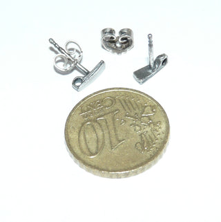 Einzelstücke, Nordform-Design, Mini-Ohrstecker "kleiner Tropfensteg" aus 925 Silber, seidenmatt, in den Tiefen geschwärzt. Anlaufgeschützt. Die gesamte skandinavische / finnische Nordform-Kollektion ist so designt, daß fast alle Schmuckstücke miteinander kombinierbar sind. - Finnlandschmuck bei Goldschmiede Danilo