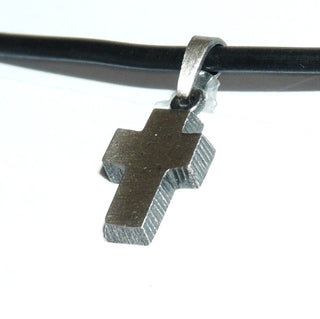 Einzelstück, Nordform-Design, Nordform-Anhänger, kleines, schlichtes Kreuz aus 925 Silber, leicht gekehlte Oberfläche, seidenmatt, in den Tiefen geschwärzt. Anlaufgeschützt. Die gesamte skandinavische / finnische Nordform-Kollektion ist so designt, daß fast alle Schmuckstücke miteinander kombinierbar sind. (Lieferung erfolgt ohne Kette) -	skandinavisches Design zuhause bei www.danilogold-shop.de