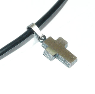 Einzelstück, Nordform-Design, Nordform-Anhänger, kleines, schlichtes Kreuz aus 925 Silber, leicht gekehlte Oberfläche, seidenmatt, in den Tiefen geschwärzt. Anlaufgeschützt. Die gesamte skandinavische / finnische Nordform-Kollektion ist so designt, daß fast alle Schmuckstücke miteinander kombinierbar sind. (Lieferung erfolgt ohne Kette) -	skandinavisches Design zuhause bei www.danilogold-shop.de