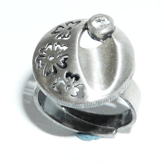 Einzelstück, Nordform-Design, Nordform-Ring "Blumenwiese" aus 925 Silber mit einemrunden, funkelnd facettierten Bergkristall, seidenmatt, in den Tiefen geschwärzt, verstellbare Ringweite bis ca. 64. Anlaufgeschützt. Die gesamte skandinavische / finnische Nordform-Kollektion ist so designt, daß fast alle Schmuckstücke miteinander kombinierbar sind. Besonders gut zu diesem Schmuckstück paßt Anhänger Nord 0014 sowie Ohrringe Nord 0054 + 0057. -	skandinavisches Design zuhause bei www.danilogold-shop.de