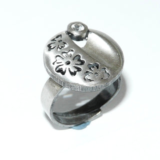 Einzelstück, Nordform-Design, Nordform-Ring "Blumenwiese" aus 925 Silber mit einemrunden, funkelnd facettierten Bergkristall, seidenmatt, in den Tiefen geschwärzt, verstellbare Ringweite bis ca. 64. Anlaufgeschützt. Die gesamte skandinavische / finnische Nordform-Kollektion ist so designt, daß fast alle Schmuckstücke miteinander kombinierbar sind. Besonders gut zu diesem Schmuckstück paßt Anhänger Nord 0014 sowie Ohrringe Nord 0054 + 0057. -	skandinavisches Design zuhause bei www.danilogold-shop.de