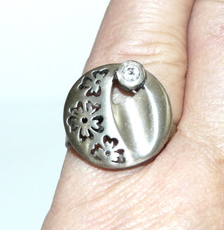 Einzelstück, Nordform-Design, Nordform-Ring "Blumenwiese" aus 925 Silber mit einemrunden, funkelnd facettierten Bergkristall, seidenmatt, in den Tiefen geschwärzt, verstellbare Ringweite bis ca. 64. Anlaufgeschützt. Die gesamte skandinavische / finnische Nordform-Kollektion ist so designt, daß fast alle Schmuckstücke miteinander kombinierbar sind. Besonders gut zu diesem Schmuckstück paßt Anhänger Nord 0014 sowie Ohrringe Nord 0054 + 0057. -	skandinavisches Design zuhause bei www.danilogold-shop.de
