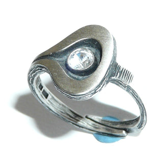 Einzelstück, Nordform-Design, Nordform-Ring "Schlaufe" aus 925 Silber mit einem funkelnd facettierten, runden Bergkristall, seidenmatt, in den Tiefen geschwärzt, verstellbare Ringweite bis ca. 65.&nbsp;Anlaufgeschützt. Die gesamte skandinavische / finnische Nordform-Kollektion ist so designt, daß fast alle Schmuckstücke miteinander kombinierbar sind. Besonders gut zu diesem Schmuckstück paßt Nord 0013 + 0018. - Finnlandschmuck bei Goldschmiede Danilo