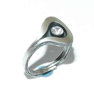 Einzelstück, Nordform-Design, Nordform-Ring "Schlaufe" aus 925 Silber mit einem funkelnd facettierten, runden Bergkristall, seidenmatt, in den Tiefen geschwärzt, verstellbare Ringweite bis ca. 65.&nbsp;Anlaufgeschützt. Die gesamte skandinavische / finnische Nordform-Kollektion ist so designt, daß fast alle Schmuckstücke miteinander kombinierbar sind. Besonders gut zu diesem Schmuckstück paßt Nord 0013 + 0018. - Finnlandschmuck bei Goldschmiede Danilo