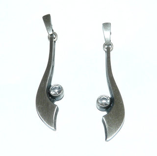 Einzelstücke, Nordform-Design, Ohrstecker als Hänger "langer Schweif" aus 925 Silber mit je einem funkelnd facettierten, runden Bergkristall, seidenmatt, in den Tiefen geschwärzt. Anlaufgeschützt. Die gesamte skandinavische / finnische Nordform-Kollektion ist so designt, daß fast alle Schmuckstücke miteinander kombinierbar sind. Besonders gut zu diesem Schmuckstück paßt Ring Nord 0032 + 0034 + Anhänger Nord 0018. -	skandinavisches Design zuhause bei www.danilogold-shop.de