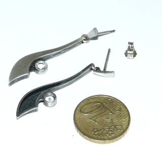 Einzelstücke, Nordform-Design, Ohrstecker als Hänger "langer Schweif" aus 925 Silber mit je einem funkelnd facettierten, runden Bergkristall, seidenmatt, in den Tiefen geschwärzt. Anlaufgeschützt. Die gesamte skandinavische / finnische Nordform-Kollektion ist so designt, daß fast alle Schmuckstücke miteinander kombinierbar sind. Besonders gut zu diesem Schmuckstück paßt Ring Nord 0032 + 0034 + Anhänger Nord 0018. -	skandinavisches Design zuhause bei www.danilogold-shop.de