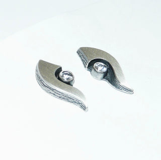 Einzelstücke, Nordform-Design, Ohrstecker "großer Schweif " aus 925 Silber mit je einem runden, funkelnd facettierten Bergkristall, seidenmatt, in den Tiefen geschwärzt. Anlaufgeschützt. Die gesamte skandinavische / finnische Nordform-Kollektion ist so designt, daß fast alle Schmuckstücke miteinander kombinierbar sind. Besonders gut zu diesem Schmuckstück paßt Ring Nord 0032 + 0034 + Anhänger Nord 0018. -	skandinavisches Design zuhause bei www.danilogold-shop.de