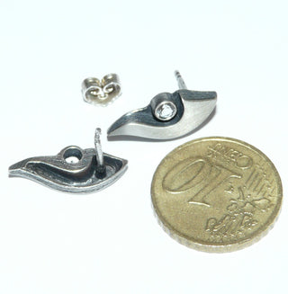 Einzelstücke, Nordform-Design, Ohrstecker "großer Schweif " aus 925 Silber mit je einem runden, funkelnd facettierten Bergkristall, seidenmatt, in den Tiefen geschwärzt. Anlaufgeschützt. Die gesamte skandinavische / finnische Nordform-Kollektion ist so designt, daß fast alle Schmuckstücke miteinander kombinierbar sind. Besonders gut zu diesem Schmuckstück paßt Ring Nord 0032 + 0034 + Anhänger Nord 0018. -	skandinavisches Design zuhause bei www.danilogold-shop.de