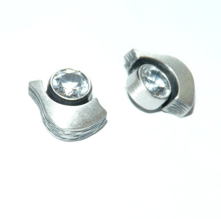 Einzelstücke, Nordform-Design, Ohrstecker "kleiner Schweif" aus 925 Silber mit je einem runden, funkelnd facettierten Bergkristall, seidenmatt, in den Tiefen geschwärzt. Anlaufgeschützt. Die gesamte skandinavische / finnische Nordform-Kollektion ist so designt, daß fast alle Schmuckstücke miteinander kombinierbar sind. Besonders gut zu diesem Schmuckstück paßt Ring Nord 0032 + 0034 + Anhänger Nord 0018. -	skandinavisches Design zuhause bei www.danilogold-shop.de