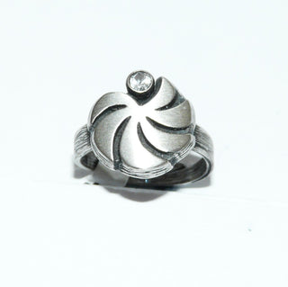 Einzelstück, Nordform-Design-Ring "Sonnenrad" aus 925 Silber mit einem runden, funkelnd facettierten Bergkristall, seidenmatt, in den Tiefen geschwärzt, verstellbare Ringweite bis ca. 65. Anlaufgeschützt. Die gesamte skandinavische / finnische Nordform-Kollektion ist so designt, daß fast alle Schmuckstücke miteinander kombinierbar sind. Besonders gut zu diesem Schmuckstück paßt Nord 0023. -	Finnlandschmuck bei Goldschmiede Danilo