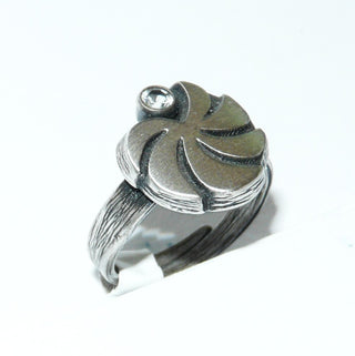 Einzelstück, Nordform-Design-Ring "Sonnenrad" aus 925 Silber mit einem runden, funkelnd facettierten Bergkristall, seidenmatt, in den Tiefen geschwärzt, verstellbare Ringweite bis ca. 65. Anlaufgeschützt. Die gesamte skandinavische / finnische Nordform-Kollektion ist so designt, daß fast alle Schmuckstücke miteinander kombinierbar sind. Besonders gut zu diesem Schmuckstück paßt Nord 0023. -	Finnlandschmuck bei Goldschmiede Danilo