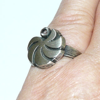 Einzelstück, Nordform-Design-Ring "Sonnenrad" aus 925 Silber mit einem runden, funkelnd facettierten Bergkristall, seidenmatt, in den Tiefen geschwärzt, verstellbare Ringweite bis ca. 65. Anlaufgeschützt. Die gesamte skandinavische / finnische Nordform-Kollektion ist so designt, daß fast alle Schmuckstücke miteinander kombinierbar sind. Besonders gut zu diesem Schmuckstück paßt Nord 0023. -	Finnlandschmuck bei Goldschmiede Danilo