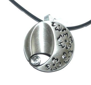 Einzelstück, Nordform-Design, großer runder Anhänger "Blumenwiese" aus 925 Silber mit einem runden, funkelnd facettierten Bergkristall, seidenmatt, in den Tiefen geschwärzt. Zum Durchfädeln. Anlaufgeschützt. Die gesamte skandinavische / finnische Nordform-Kollektion ist so designt, daß fast alle Schmuckstücke miteinander kombinierbar sind. Besonders gut zu diesem Schmuckstück paßt Ring Nord 0042 + den Ohrringen Nord 0064. (Lieferung erfolgt ohne Kette) -	Finnlandschmuck bei Goldschmiede Danilo