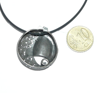 Einzelstück, Nordform-Design, großer runder Anhänger "Blumenwiese" aus 925 Silber mit einem runden, funkelnd facettierten Bergkristall, seidenmatt, in den Tiefen geschwärzt. Zum Durchfädeln. Anlaufgeschützt. Die gesamte skandinavische / finnische Nordform-Kollektion ist so designt, daß fast alle Schmuckstücke miteinander kombinierbar sind. Besonders gut zu diesem Schmuckstück paßt Ring Nord 0042 + den Ohrringen Nord 0064. (Lieferung erfolgt ohne Kette) -	Finnlandschmuck bei Goldschmiede Danilo