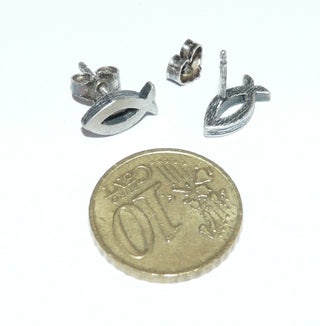 Einzelstücke, Nordform-Design, kleine Nordform-Ohrstecker "christlicher Fisch" aus 925 Silber, seidenmatt, in den Tiefen geschwärzt. Anlaufgeschützt. Die gesamte skandinavische / finnische Nordform-Kollektion ist so designt, daß fast alle Schmuckstücke miteinander kombinierbar sind. Besonders gut zu diesem Schmuckstück paßt Anhänger Nord 0011. -	skandinavisches Design zuhause bei www.danilogold-shop.de