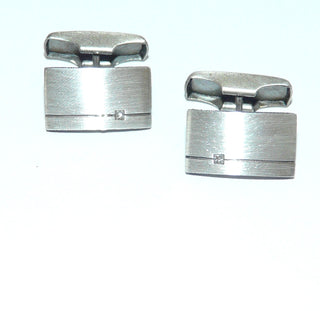 Einzelstücke, Nordform-Design, schlichte, rechteckige, leicht gewölbte Manschettenknöpfe aus 925 Silber, seidenmatt, in den Tiefen geschwärzt, asymmetrisch eingearbeitete Rille in der je ein kleiner quadratischer Bergkristall gefaßt ist. Anlaufgeschützt. Die gesamte skandinavische / finnische Nordform-Kollektion ist so designt, daß fast alle Schmuckstücke miteinander kombinierbar sind. - Herrenschmuck in Gold & Silber nur bei www.danilogoldshop.de