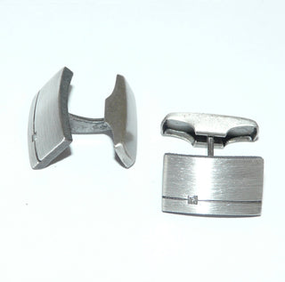 Einzelstücke, Nordform-Design, schlichte, rechteckige, leicht gewölbte Manschettenknöpfe aus 925 Silber, seidenmatt, in den Tiefen geschwärzt, asymmetrisch eingearbeitete Rille in der je ein kleiner quadratischer Bergkristall gefaßt ist. Anlaufgeschützt. Die gesamte skandinavische / finnische Nordform-Kollektion ist so designt, daß fast alle Schmuckstücke miteinander kombinierbar sind. - Herrenschmuck in Gold & Silber nur bei www.danilogoldshop.de