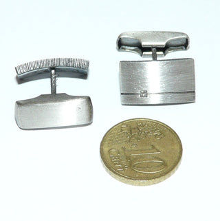 Einzelstücke, Nordform-Design, schlichte, rechteckige, leicht gewölbte Manschettenknöpfe aus 925 Silber, seidenmatt, in den Tiefen geschwärzt, asymmetrisch eingearbeitete Rille in der je ein kleiner quadratischer Bergkristall gefaßt ist. Anlaufgeschützt. Die gesamte skandinavische / finnische Nordform-Kollektion ist so designt, daß fast alle Schmuckstücke miteinander kombinierbar sind. - Herrenschmuck in Gold & Silber nur bei www.danilogoldshop.de