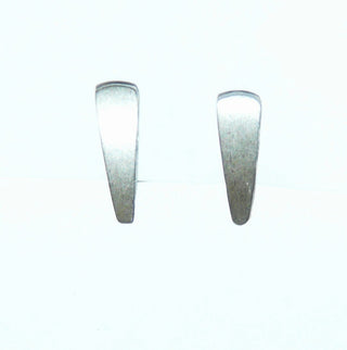 Einzelstücke, Nordform-Design, schlichte, dezente Ohrclips "kleiner Tropfen-Steg" aus 925 Silber, seidenmatt, in den Tiefen geschwärzt. Anlaufgeschützt. Dazu paßt jedes Stück der Nordform-Kollektion. -	skandinavisches Design zuhause bei www.danilogold-shop.de