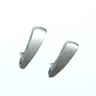 Einzelstücke, Nordform-Design, schlichte, dezente Ohrclips "kleiner Tropfen-Steg" aus 925 Silber, seidenmatt, in den Tiefen geschwärzt. Anlaufgeschützt. Dazu paßt jedes Stück der Nordform-Kollektion. -	skandinavisches Design zuhause bei www.danilogold-shop.de