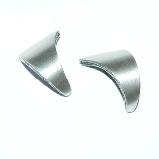 Einzelstücke, Nordform-Design, schlichte Ohrstecker "gebogenes Dreieck" aus 925 Silber, seidenmatt, in den Tiefen geschwärzt. Anlaufgeschützt. Die gesamte skandinavische / finnische Nordform-Kollektion ist so designt, daß fast alle Schmuckstücke miteinander kombinierbar sind. Besonders gut zu diesem Schmuckstück paßt Ring Nord 0043 + Anhänger Nord 0023 -	skandinavisches Design zuhause bei www.danilogold-shop.de