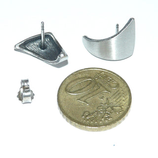 Einzelstücke, Nordform-Design, schlichte Ohrstecker "gebogenes Dreieck" aus 925 Silber, seidenmatt, in den Tiefen geschwärzt. Anlaufgeschützt. Die gesamte skandinavische / finnische Nordform-Kollektion ist so designt, daß fast alle Schmuckstücke miteinander kombinierbar sind. Besonders gut zu diesem Schmuckstück paßt Ring Nord 0043 + Anhänger Nord 0023 -	skandinavisches Design zuhause bei www.danilogold-shop.de