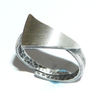 Einzelstück, Nordform-Design, schlichter Ring "gebogenes Dreieck" aus 925 Silber, seidenmatt, in den Tiefen geschwärzt, verstellbare Ringweite bis ca. 62. Anlaufgeschützt. Die gesamte skandinavische / finnische Nordform-Kollektion ist so designt, daß fast alle Schmuckstücke miteinander kombinierbar sind. Besonders gut zu diesem Schmuckstück paßt Anhänger Nord 0023  + Ohrstecker Nord 0060. -	skandinavisches Design zuhause bei www.danilogold-shop.de