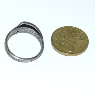 Einzelstück, Nordform-Design, schlichter Ring "gebogenes Dreieck" aus 925 Silber, seidenmatt, in den Tiefen geschwärzt, verstellbare Ringweite bis ca. 62. Anlaufgeschützt. Die gesamte skandinavische / finnische Nordform-Kollektion ist so designt, daß fast alle Schmuckstücke miteinander kombinierbar sind. Besonders gut zu diesem Schmuckstück paßt Anhänger Nord 0023  + Ohrstecker Nord 0060. -	skandinavisches Design zuhause bei www.danilogold-shop.de