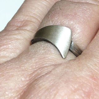 Einzelstück, Nordform-Design, schlichter Ring "gebogenes Dreieck" aus 925 Silber, seidenmatt, in den Tiefen geschwärzt, verstellbare Ringweite bis ca. 62. Anlaufgeschützt. Die gesamte skandinavische / finnische Nordform-Kollektion ist so designt, daß fast alle Schmuckstücke miteinander kombinierbar sind. Besonders gut zu diesem Schmuckstück paßt Anhänger Nord 0023  + Ohrstecker Nord 0060. -	skandinavisches Design zuhause bei www.danilogold-shop.de