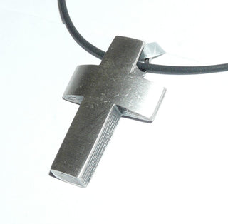 Einzelstück, Nordform-Design, Herren-Anhänger, Nordform-Anhänger großes, schlichtes Kreuz aus 925 Silber, leicht gewölbte Oberfläche, seidenmatt, in den Tiefen geschwärzt, zum Durchfädeln. Anlaufgeschützt. Die gesamte skandinavische / finnische Nordform-Kollektion ist so designt, daß fast alle Schmuckstücke miteinander kombinierbar sind. Besonders gut zu diesem Schmuckstück paßt Ring Nord 0043, sowie Ohrstecker Nord 0052 bis 0060. (Lieferung erfolgt ohne Kette) 
-	Finnlandschmuck bei Goldschmiede Danilo
