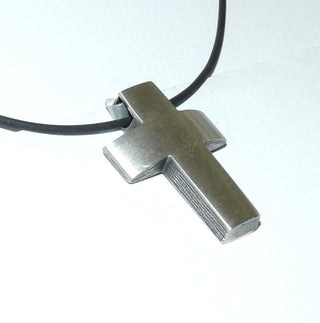 Einzelstück, Nordform-Design, Herren-Anhänger, Nordform-Anhänger großes, schlichtes Kreuz aus 925 Silber, leicht gewölbte Oberfläche, seidenmatt, in den Tiefen geschwärzt, zum Durchfädeln. Anlaufgeschützt. Die gesamte skandinavische / finnische Nordform-Kollektion ist so designt, daß fast alle Schmuckstücke miteinander kombinierbar sind. Besonders gut zu diesem Schmuckstück paßt Ring Nord 0043, sowie Ohrstecker Nord 0052 bis 0060. (Lieferung erfolgt ohne Kette) 
-	Finnlandschmuck bei Goldschmiede Danilo
