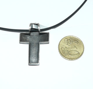 Einzelstück, Nordform-Design, Herren-Anhänger, Nordform-Anhänger großes, schlichtes Kreuz aus 925 Silber, leicht gewölbte Oberfläche, seidenmatt, in den Tiefen geschwärzt, zum Durchfädeln. Anlaufgeschützt. Die gesamte skandinavische / finnische Nordform-Kollektion ist so designt, daß fast alle Schmuckstücke miteinander kombinierbar sind. Besonders gut zu diesem Schmuckstück paßt Ring Nord 0043, sowie Ohrstecker Nord 0052 bis 0060. (Lieferung erfolgt ohne Kette) 
-	Finnlandschmuck bei Goldschmiede Danilo
