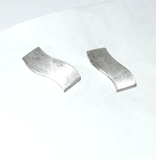 schlichte Einzelstücke, Nordform-Design, Ohrstecker "Wellen-Steg" aus 925 Silber, seidenmatt. Dazu paßt jedes Stück der Nordform-Kollektion. Anlaufgeschützt. -	
Finnlandschmuck bei Goldschmiede Danilo
