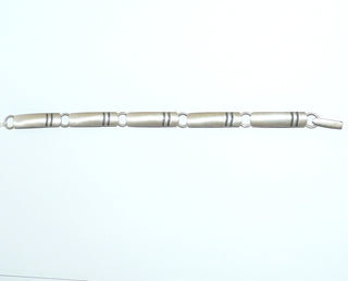 Einzelstück, Armband aus 925 Silber, 5 breitere Steg-Elemente im Nordform-Design, Gesamtlänge 20 cm, seidenmatt, in den Tiefen geschwärzt. Anlaufgeschützt. Die gesamte skandinavische / finnische Nordform-Kollektion ist so designt, daß fast alle Schmuckstücke miteinander kombinierbar sind. Besonders gut zu diesem Schmuckstück paßt der Ohrschmuck Nord 0052 bis 0059. -	Finnlandschmuck bei Goldschmiede Danilo