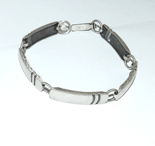 Einzelstück, Armband aus 925 Silber, 5 breitere Steg-Elemente im Nordform-Design, Gesamtlänge 20 cm, seidenmatt, in den Tiefen geschwärzt. Anlaufgeschützt. Die gesamte skandinavische / finnische Nordform-Kollektion ist so designt, daß fast alle Schmuckstücke miteinander kombinierbar sind. Besonders gut zu diesem Schmuckstück paßt der Ohrschmuck Nord 0052 bis 0059. -	Finnlandschmuck bei Goldschmiede Danilo