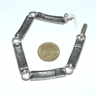 Einzelstück, Armband aus 925 Silber, 5 breitere Steg-Elemente im Nordform-Design, Gesamtlänge 20 cm, seidenmatt, in den Tiefen geschwärzt. Anlaufgeschützt. Die gesamte skandinavische / finnische Nordform-Kollektion ist so designt, daß fast alle Schmuckstücke miteinander kombinierbar sind. Besonders gut zu diesem Schmuckstück paßt der Ohrschmuck Nord 0052 bis 0059. -	Finnlandschmuck bei Goldschmiede Danilo
