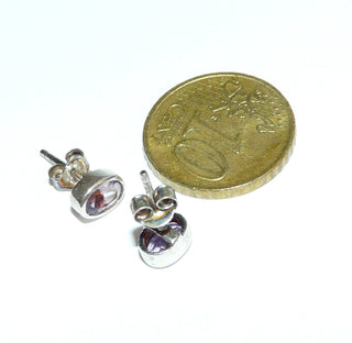 Einzelstücke, Ohrstecker aus 925 Silber als Stecker gearbeitet mit je 1 ovalen, funkelnd facettierten Amethyst in geschlossener Zargenfassung -	Nur erhältlich im Onlineshop von Juwelier & Goldschmiede Danilo!