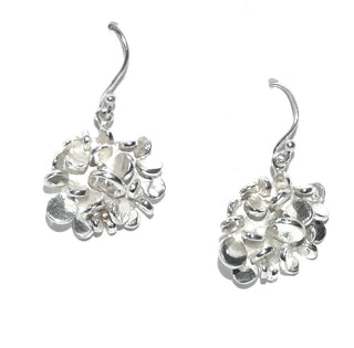 Einzelstücke, Ohrhänger "Plättchen-Berg" aus 925 Silber, runde, polierte Plättchen in einer runden Form aufgehäuft, Fischerhaken -	Unikatschmuck nur erhältlich im Onlineshop von Juwelier & Goldschmiede Danilo! 
