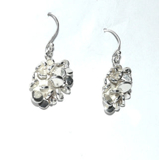 Einzelstücke, Ohrhänger "Plättchen-Berg" aus 925 Silber, runde, polierte Plättchen in einer runden Form aufgehäuft, Fischerhaken -	Unikatschmuck nur erhältlich im Onlineshop von Juwelier & Goldschmiede Danilo! 