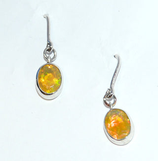 Einzelstücke, Handarbeit, Ohrringe aus 925 Silber mit herrlich schimmernden, gelb-orange-grünen, ovalen äthiopischen Opalen beweglich befestigt an Fischerhaken, ca. 10,3 mm x 9 mm -	Handgefertigtes Unikat! Nur im Onlineshop von Juwelier & Goldschmiede Danilo!